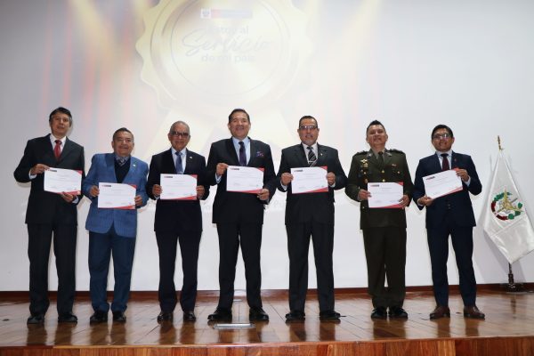 Colaboradores del CAEN reciben reconocimiento por parte del Ministerio de Defensa